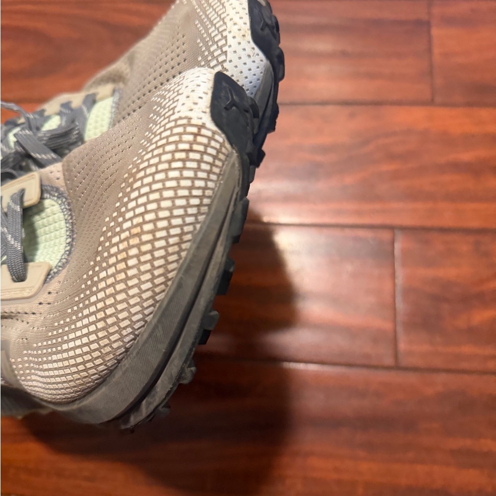Flux Light Gray Athletic Running Shoes for Men - Picture 8 of 12